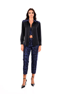 Παντελόνι We Coss με βελούδινη υφή και snake print σε μπλε και μαύρες αποχρώσεις – Ellisargi Boutique