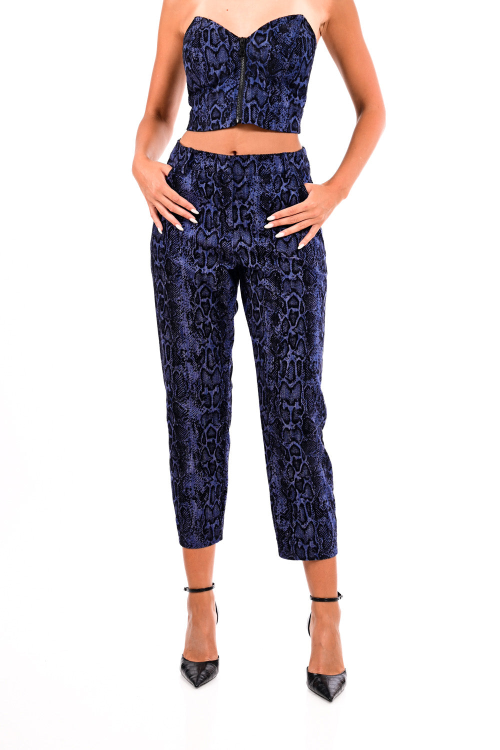 Παντελόνι We Coss με βελούδινη υφή και snake print σε μπλε και μαύρες αποχρώσεις – Ellisargi Boutique