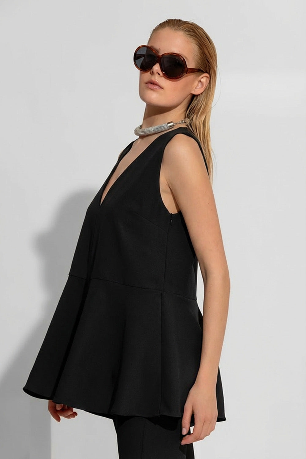 μαύρο αμάνικο κρεπ τοπ peplum με κλος τελείωμα