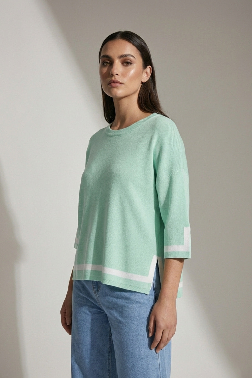 Πλεκτή μπλούζα μέντα με λευκή ρίγα στο τελείωμα και μανίκι 3/4, ίσια γραμμή με πλαϊνά ανοίγματα.