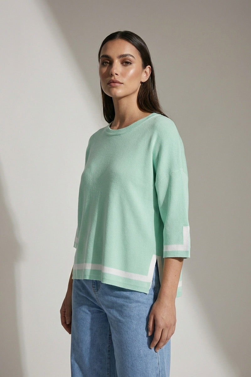 Πλεκτή μπλούζα μέντα με λευκή ρίγα στο τελείωμα και μανίκι 3/4, ίσια γραμμή με πλαϊνά ανοίγματα.