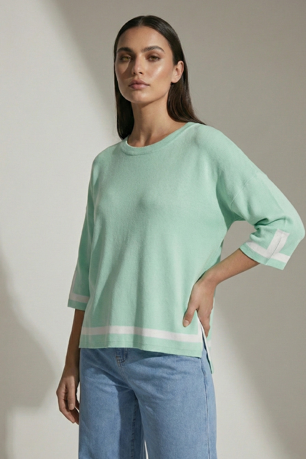 Πλεκτή μπλούζα μέντα με λευκή ρίγα στο τελείωμα και μανίκι 3/4, ίσια γραμμή με πλαϊνά ανοίγματα.