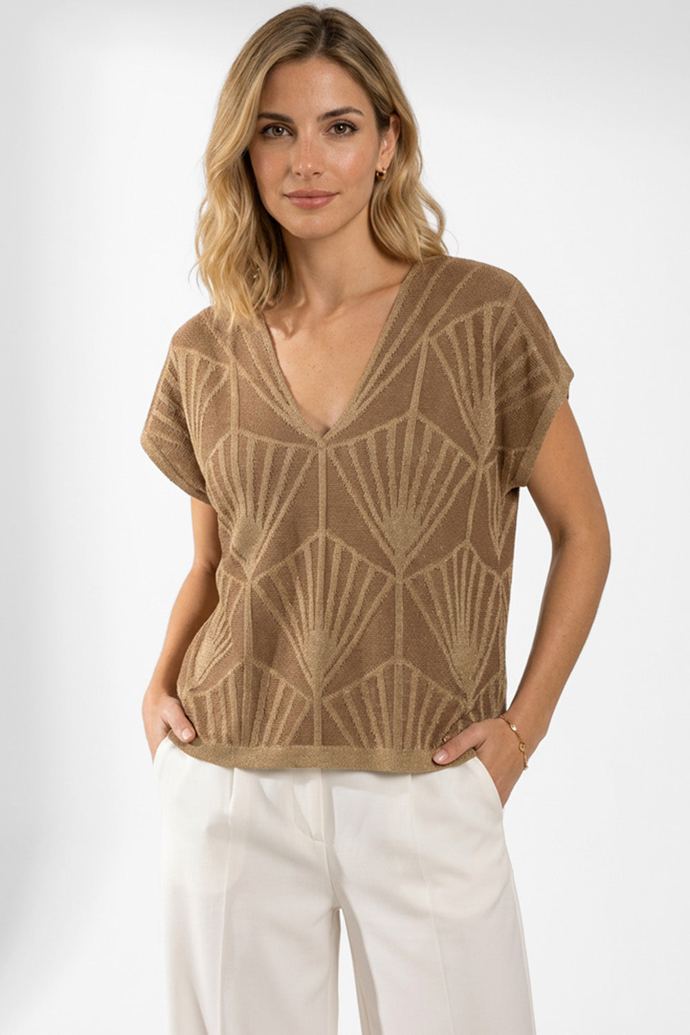Πλεκτή Μπλούζα με Γεωμετρικό Σχέδιο σε Χρυσό Μπεζ, ελαφριά και κομψή, ιδανική για καθημερινές εμφανίσεις.