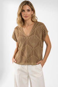 Πλεκτή Μπλούζα με Γεωμετρικό Σχέδιο σε Χρυσό Μπεζ, ελαφριά και κομψή, ιδανική για καθημερινές εμφανίσεις.