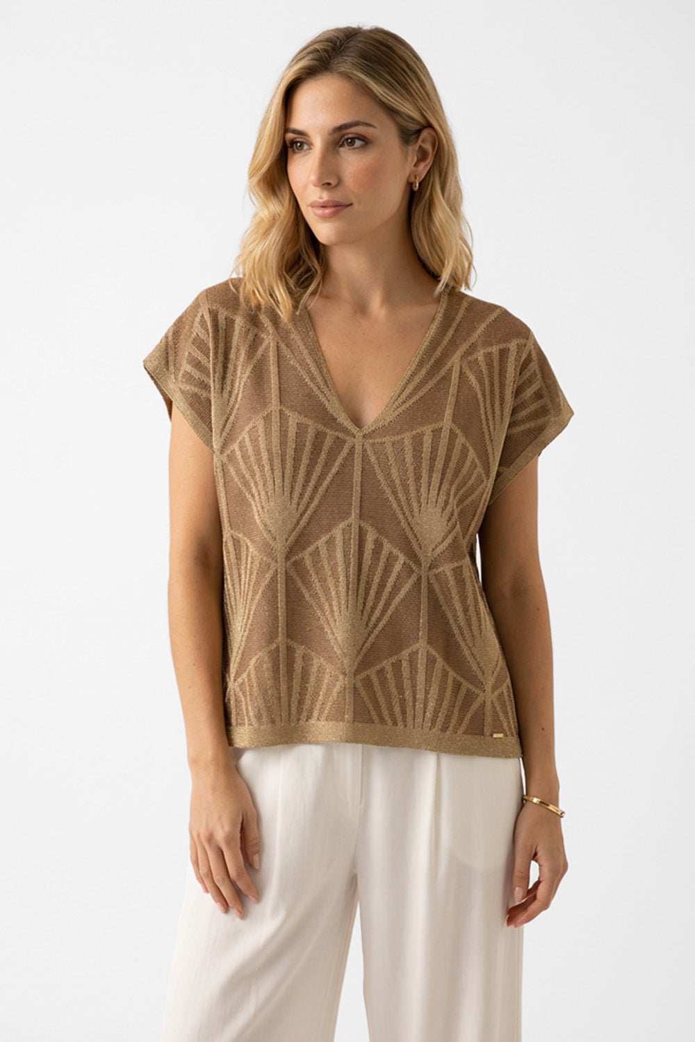 Πλεκτή Μπλούζα με Γεωμετρικό Σχέδιο σε Χρυσό Μπεζ, ελαφριά με V λαιμόκοψη και κοντά μανίκια.