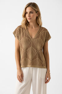 Πλεκτή Μπλούζα με Γεωμετρικό Σχέδιο σε Χρυσό Μπεζ, ελαφριά με V λαιμόκοψη και κοντά μανίκια.