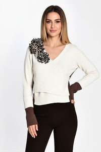 Πλεκτή εκρού μπλούζα με σταυρωτό σχέδιο και διακοσμητικό ώμου σε animal print