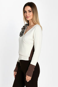 Πλεκτή εκρού μπλούζα με σταυρωτό σχέδιο και διακοσμητικό ώμου σε animal print