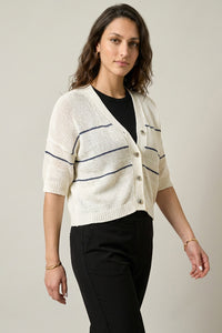 Πλεκτή κοντομάνικη ζακέτα σε εκρού χρώμα με λεπτές οριζόντιες ρίγες, V ντεκολτέ και κουμπιά μπροστά, σε ίσια γραμμή.