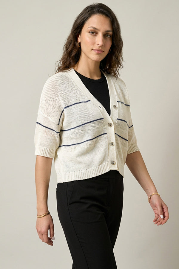 Πλεκτή κοντομάνικη ζακέτα σε εκρού χρώμα με λεπτές οριζόντιες ρίγες, V ντεκολτέ και κουμπιά μπροστά, σε ίσια γραμμή.