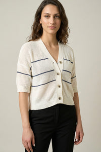 Πλεκτή κοντομάνικη ζακέτα σε εκρού χρώμα με λεπτές οριζόντιες ρίγες, V ντεκολτέ και κουμπιά μπροστά, σε ίσια γραμμή.