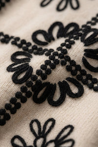 Πλεκτή μπλούζα εκρού με μαύρο κεντητό μοτίβο και στρογγυλή λαιμόκοψη, άνετη γραμμή από Ellisargi Boutique