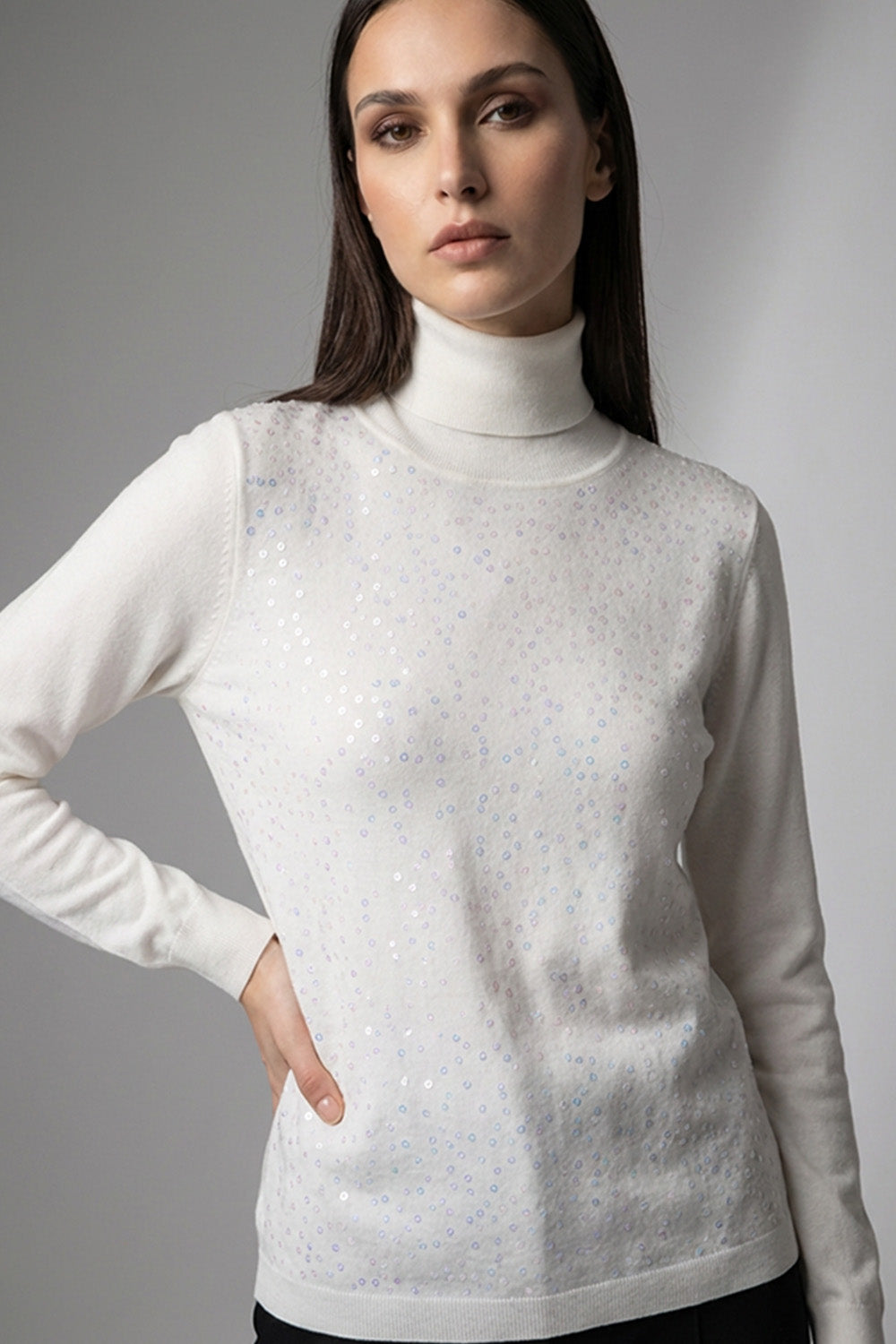 Πλεκτή μπλούζα εκρού ζιβάγκο με διακριτική παγιέτα στο μπροστινό μέρος και μακριά μανίκια, σε κομψή άνετη γραμμή.