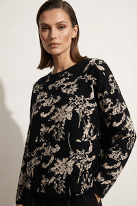 Πλεκτή γυναικεία μπλούζα μαύρη με μπεζ floral σχέδιο, μακριά μανίκια και άνετη γραμμή.