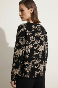 Πλεκτή γυναικεία μπλούζα μαύρη με μπεζ floral σχέδιο, μακριά μανίκια και άνετη γραμμή.