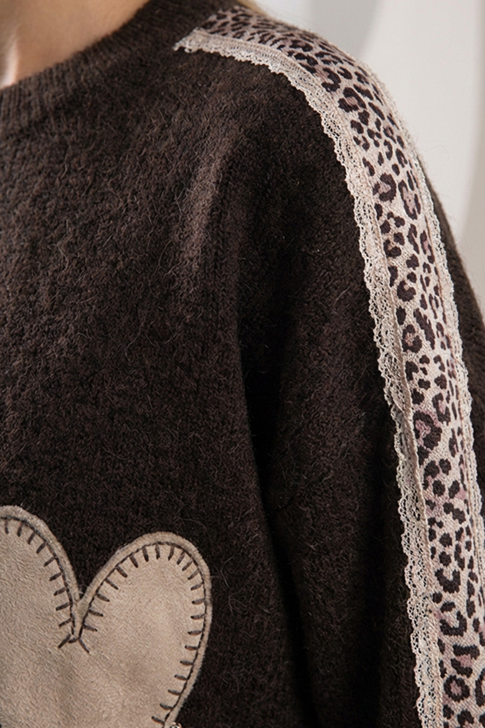 Πλεκτή μπλούζα καφέ με απλικέ καρδιά και animal λεπτομέρεια στα μανίκια, άνετη γραμμή από Ellisargi Boutique
