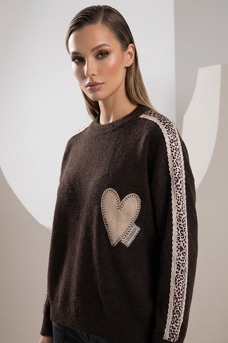 Πλεκτή μπλούζα καφέ με απλικέ καρδιά και animal λεπτομέρεια στα μανίκια, άνετη γραμμή από Ellisargi Boutique