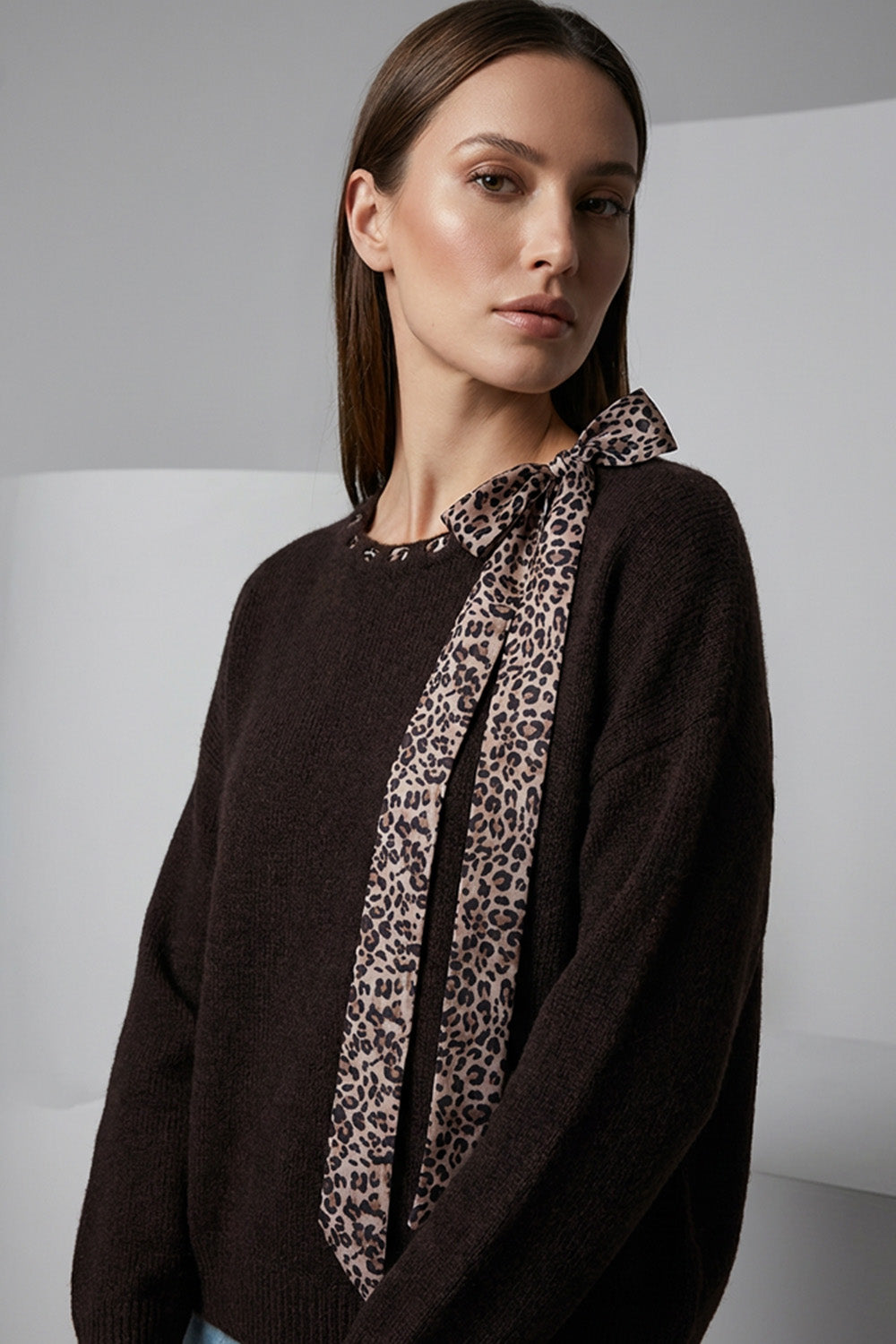 Πλεκτή μπλούζα καφέ με leopard φιόγκο
