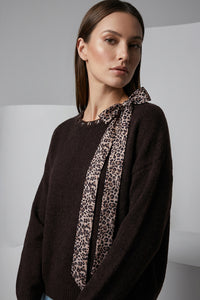 Πλεκτή μπλούζα καφέ με leopard φιόγκο