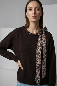 Πλεκτή μπλούζα καφέ με leopard φιόγκο
