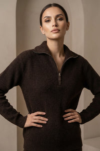 Πλεκτή μπλούζα καφέ με γιακά και φερμουάρ, ριπ πλέξη και άνετη γραμμή από Ellisargi Boutique