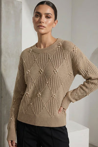 Πλεκτή μπλούζα μπεζ με ανάγλυφο γεωμετρικό σχέδιο και διακριτικές πέρλες, άνετη γραμμή από Ellisargi Boutique