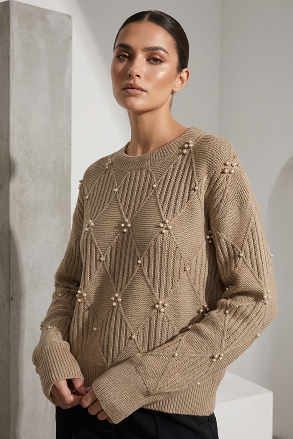 Πλεκτή μπλούζα μπεζ με ανάγλυφο γεωμετρικό σχέδιο και διακριτικές πέρλες, άνετη γραμμή από Ellisargi Boutique