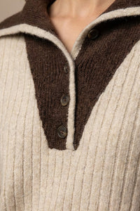 Πλεκτή μπλούζα ριπ εκρού με σοκολατί γιακά και κουμπιά, μακριά μανίκια, άνετη γραμμή από Ellisargi Boutique