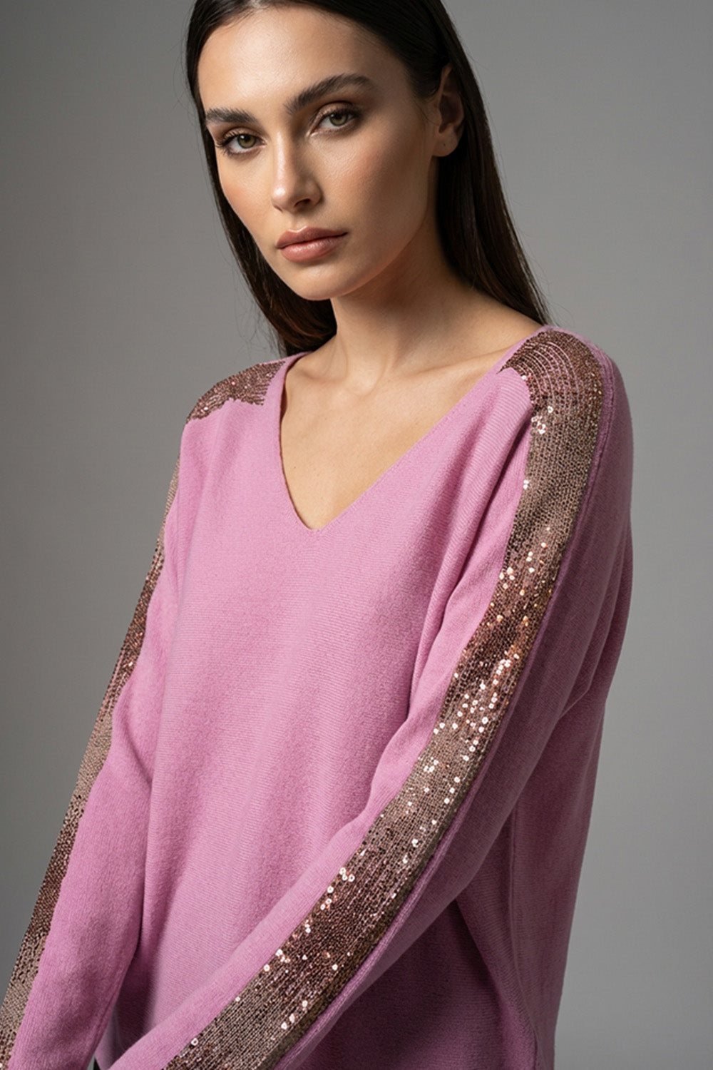 Πλεκτή μπλούζα ροζ με V λαιμόκοψη και παγιέτες στα μανίκια, άνετη γραμμή από Ellisargi Boutique