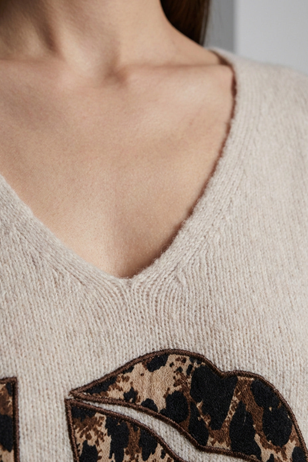 Πλεκτή μπλούζα εκρού με V λαιμόκοψη και animal print λεπτομέρειες, άνετη γραμμή από Ellisargi Boutique