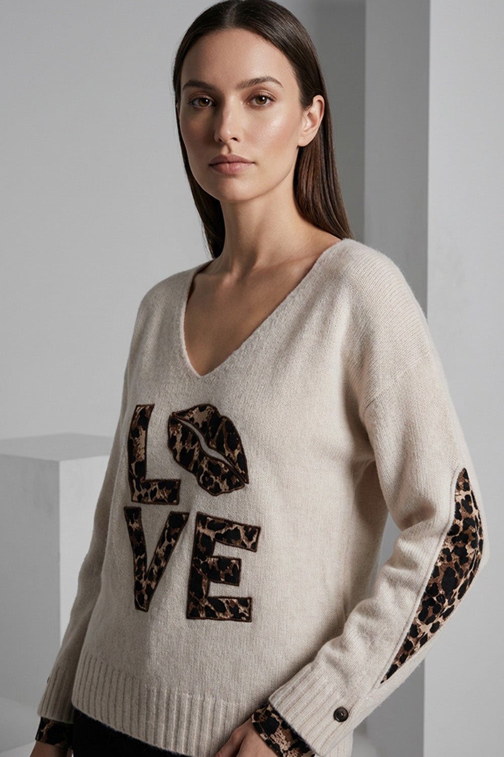 Πλεκτή μπλούζα εκρού με V λαιμόκοψη και animal print λεπτομέρειες, άνετη γραμμή από Ellisargi Boutique