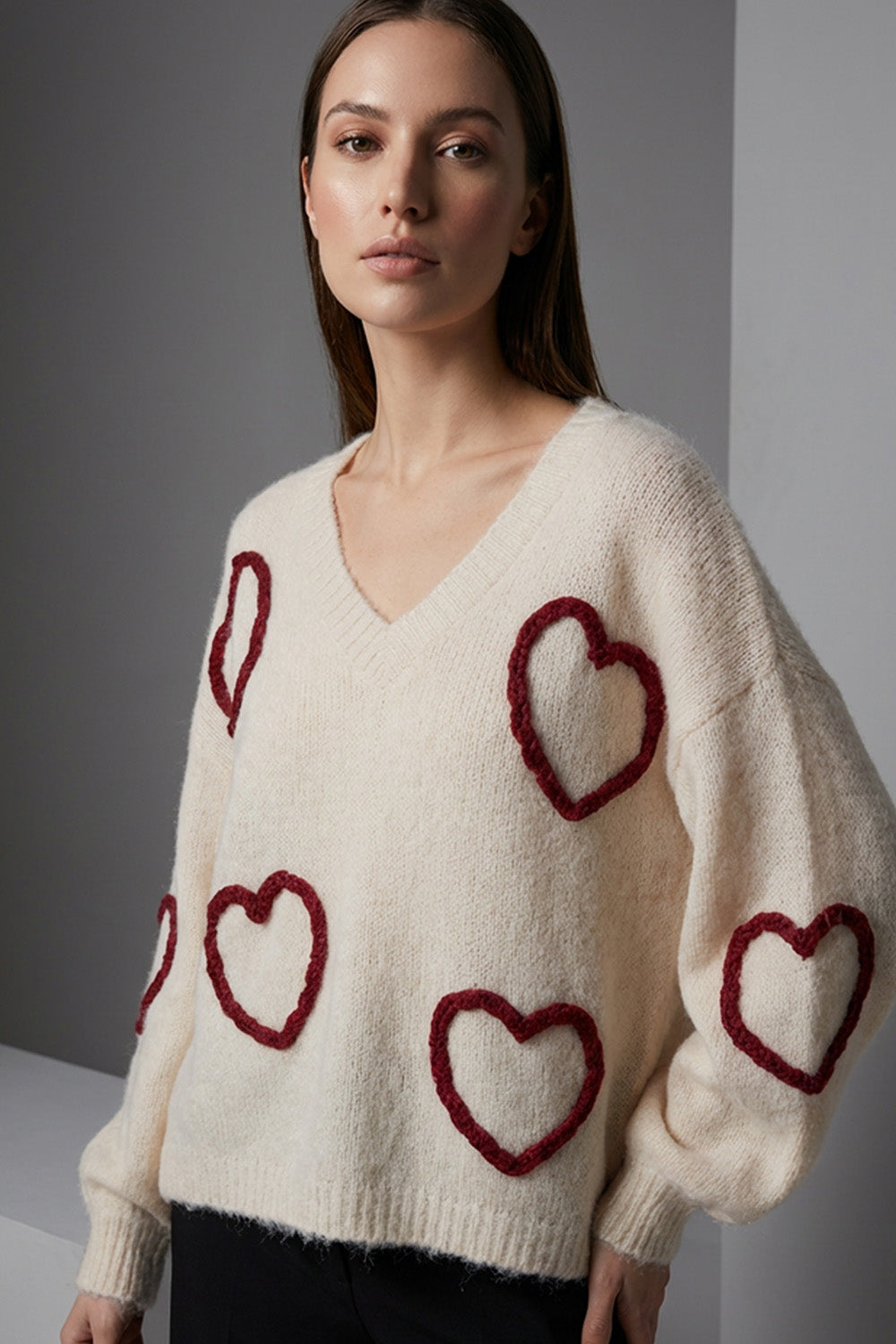 Πλεκτή μπλούζα εκρού με V λαιμόκοψη και ανάγλυφες μπορντό καρδιές, άνετη γραμμή από Ellisargi Boutique