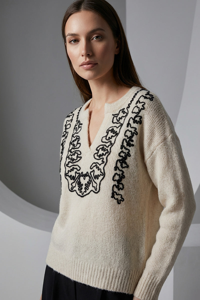 Πλεκτή μπλούζα εκρού με V λαιμόκοψη και μαύρο κεντητό μοτίβο, άνετη γραμμή από Ellisargi Boutique