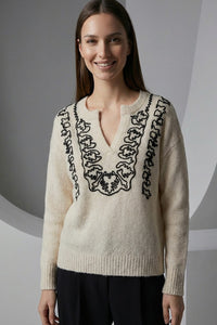 Πλεκτή μπλούζα εκρού με V λαιμόκοψη και μαύρο κεντητό μοτίβο, άνετη γραμμή από Ellisargi Boutique