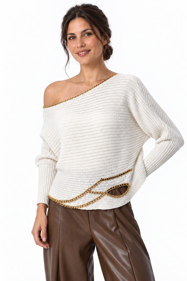 Εκρού γυναικεία πλεκτή μπλούζα off shoulder με χρυσή αλυσίδα στη λαιμόκοψη και στο τελείωμα.