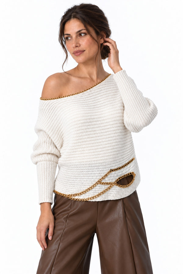 Εκρού γυναικεία πλεκτή μπλούζα off shoulder με χρυσή αλυσίδα στη λαιμόκοψη και στο τελείωμα.
