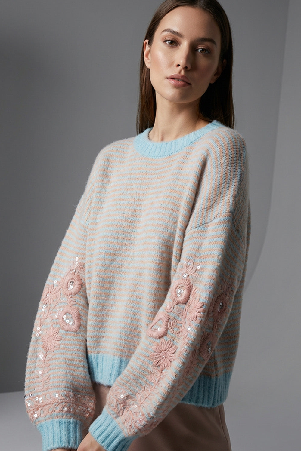 Πλεκτή μπλούζα ριγέ με κεντημένα μανίκια