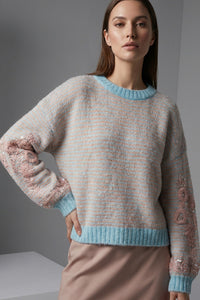 Πλεκτή μπλούζα ριγέ με κεντημένα μανίκια