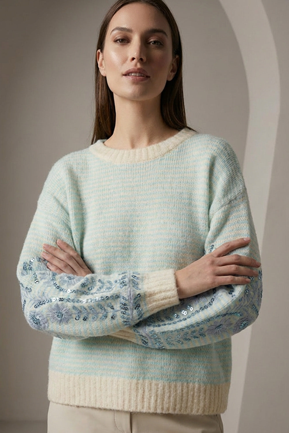 Πλεκτή ριγέ μπλούζα σε εκρού και γαλάζιο με στρογγυλή λαιμόκοψη, μακρύ μανίκι με κέντημα και παγιέτες, χαλαρή γραμμή.