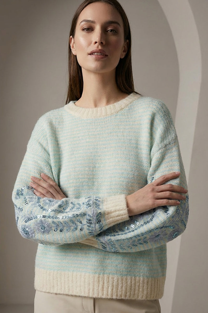 Πλεκτή ριγέ μπλούζα σε εκρού και γαλάζιο με στρογγυλή λαιμόκοψη, μακρύ μανίκι με κέντημα και παγιέτες, χαλαρή γραμμή.