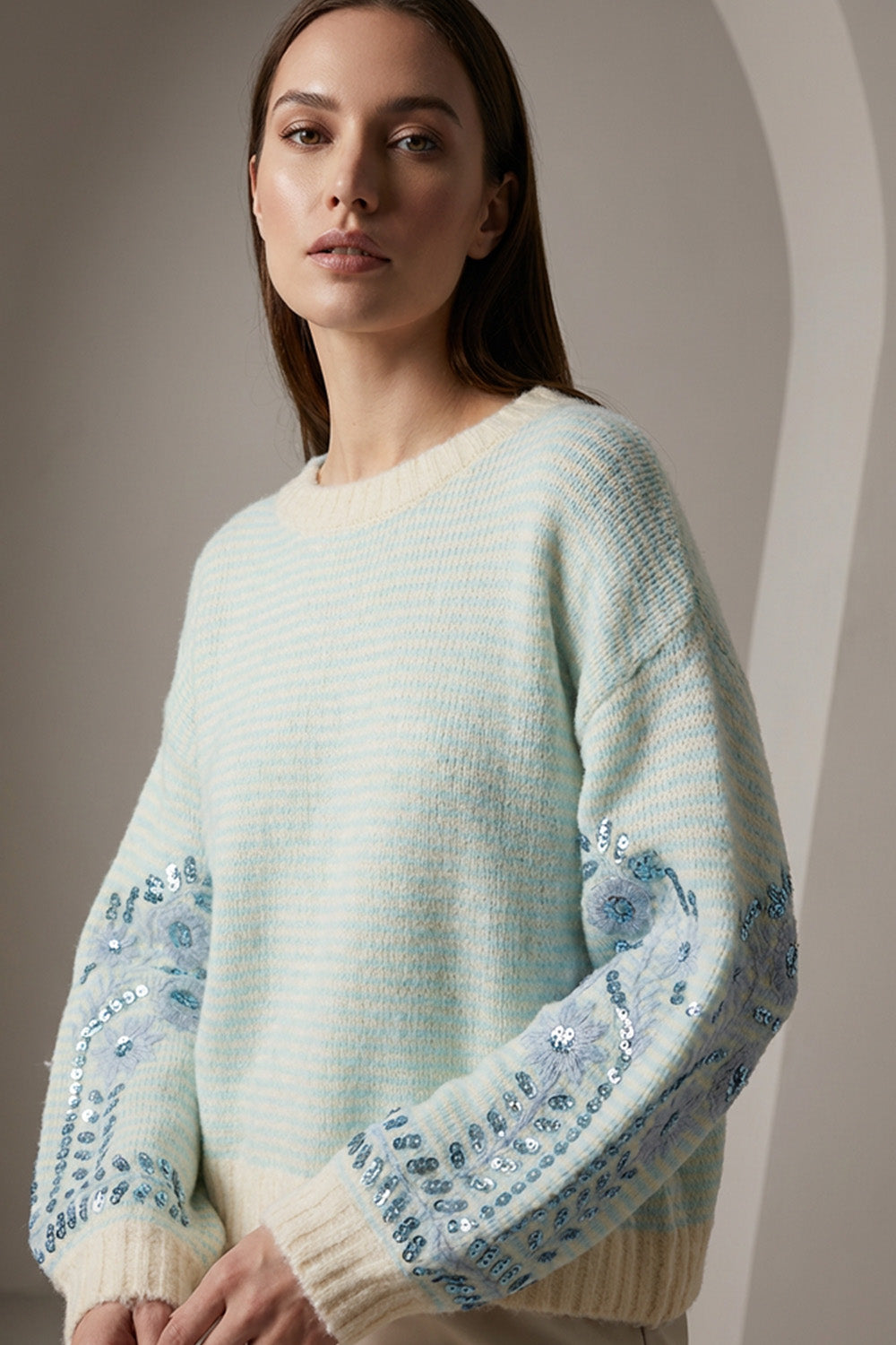 Πλεκτή ριγέ μπλούζα σε εκρού και γαλάζιο με στρογγυλή λαιμόκοψη, μακρύ μανίκι με κέντημα και παγιέτες, χαλαρή γραμμή.