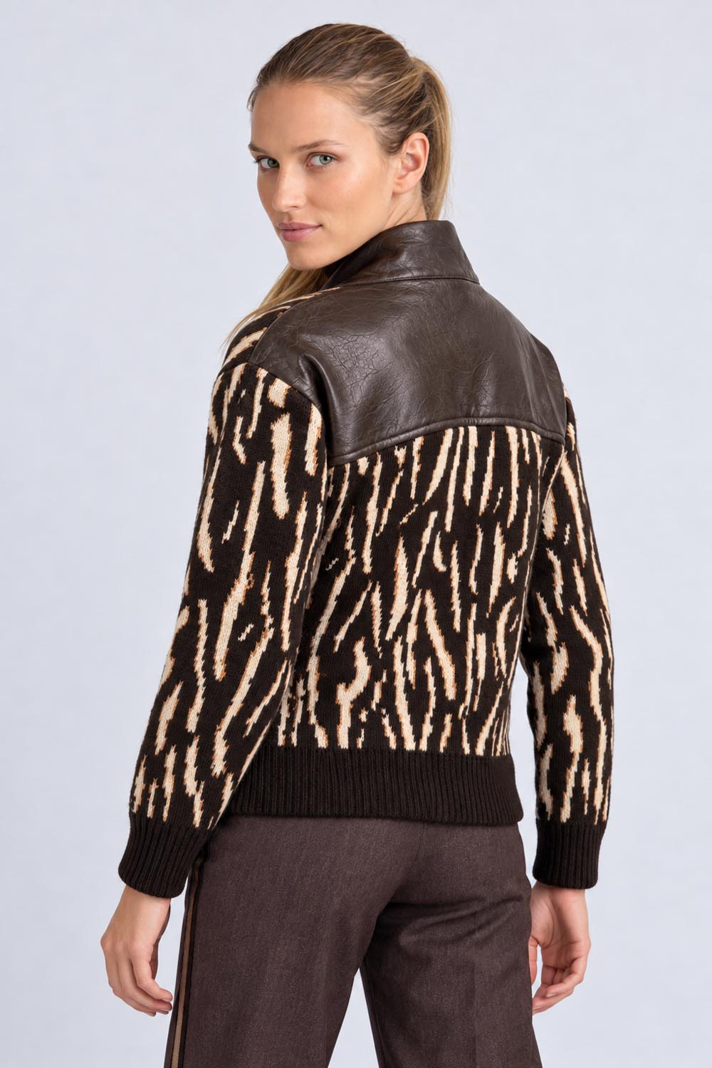 Πλεκτή γυναικεία ζακέτα animal print σε καφέ και μπεζ, με δερματίνη στους ώμους και στην πλάτη.