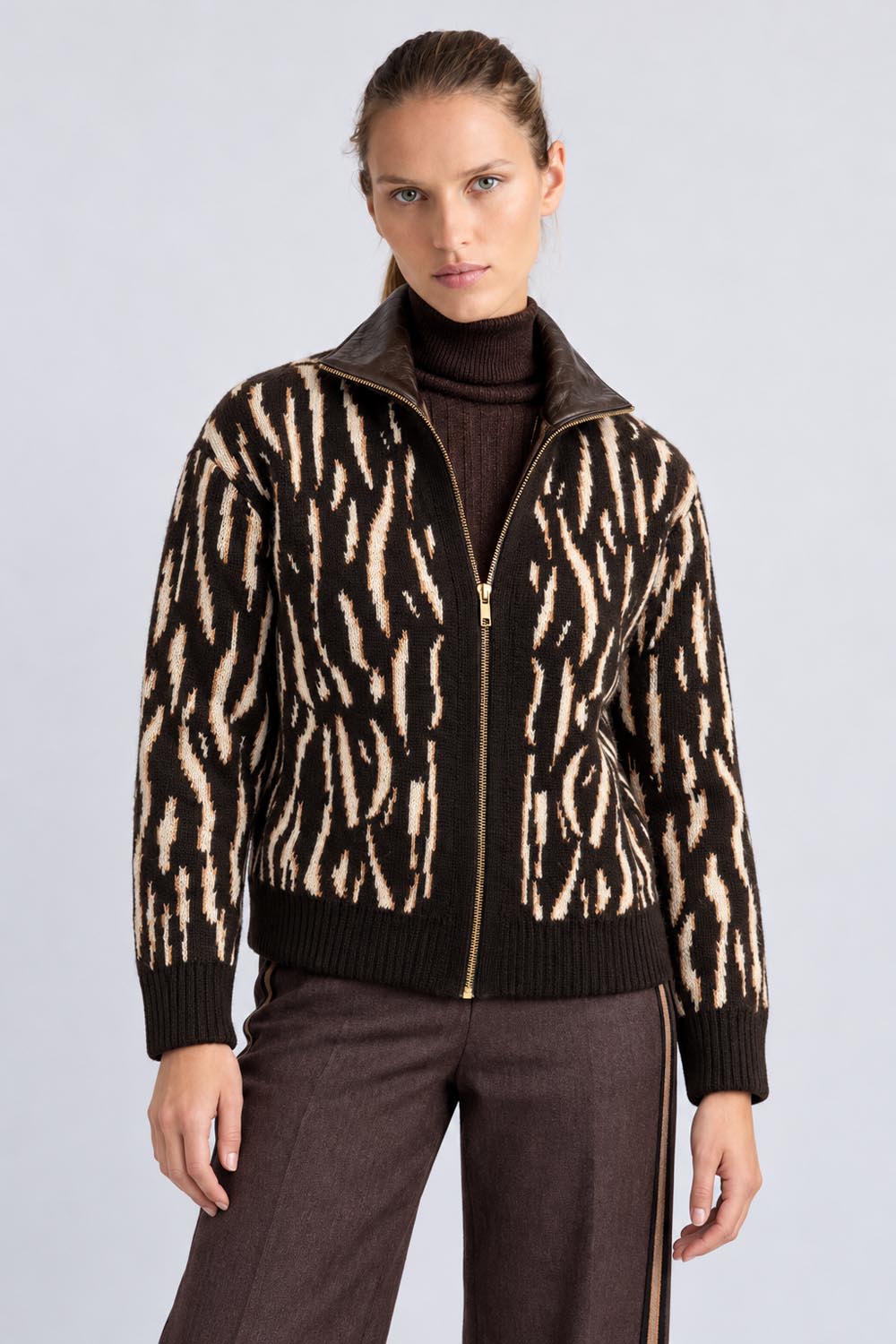 Πλεκτή γυναικεία ζακέτα animal print σε καφέ και μπεζ, με δερματίνη στους ώμους και στην πλάτη.