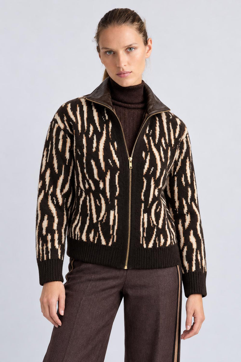 Πλεκτή γυναικεία ζακέτα animal print σε καφέ και μπεζ, με δερματίνη στους ώμους και στην πλάτη.