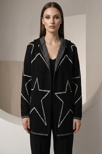 Γυναικεία πλεκτή ζακέτα σε μαύρο χρώμα με ασημί μοτίβο αστεριών, μακριά μανίκια και άνετη ίσια γραμμή.