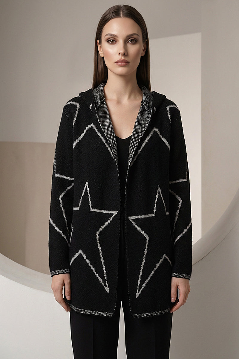 Γυναικεία πλεκτή ζακέτα σε μαύρο χρώμα με ασημί μοτίβο αστεριών, μακριά μανίκια και άνετη ίσια γραμμή.