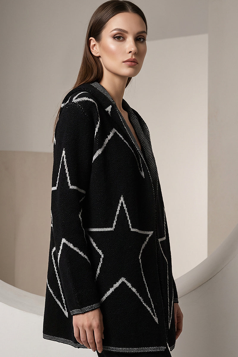 Γυναικεία πλεκτή ζακέτα σε μαύρο χρώμα με ασημί μοτίβο αστεριών, μακριά μανίκια και άνετη ίσια γραμμή.