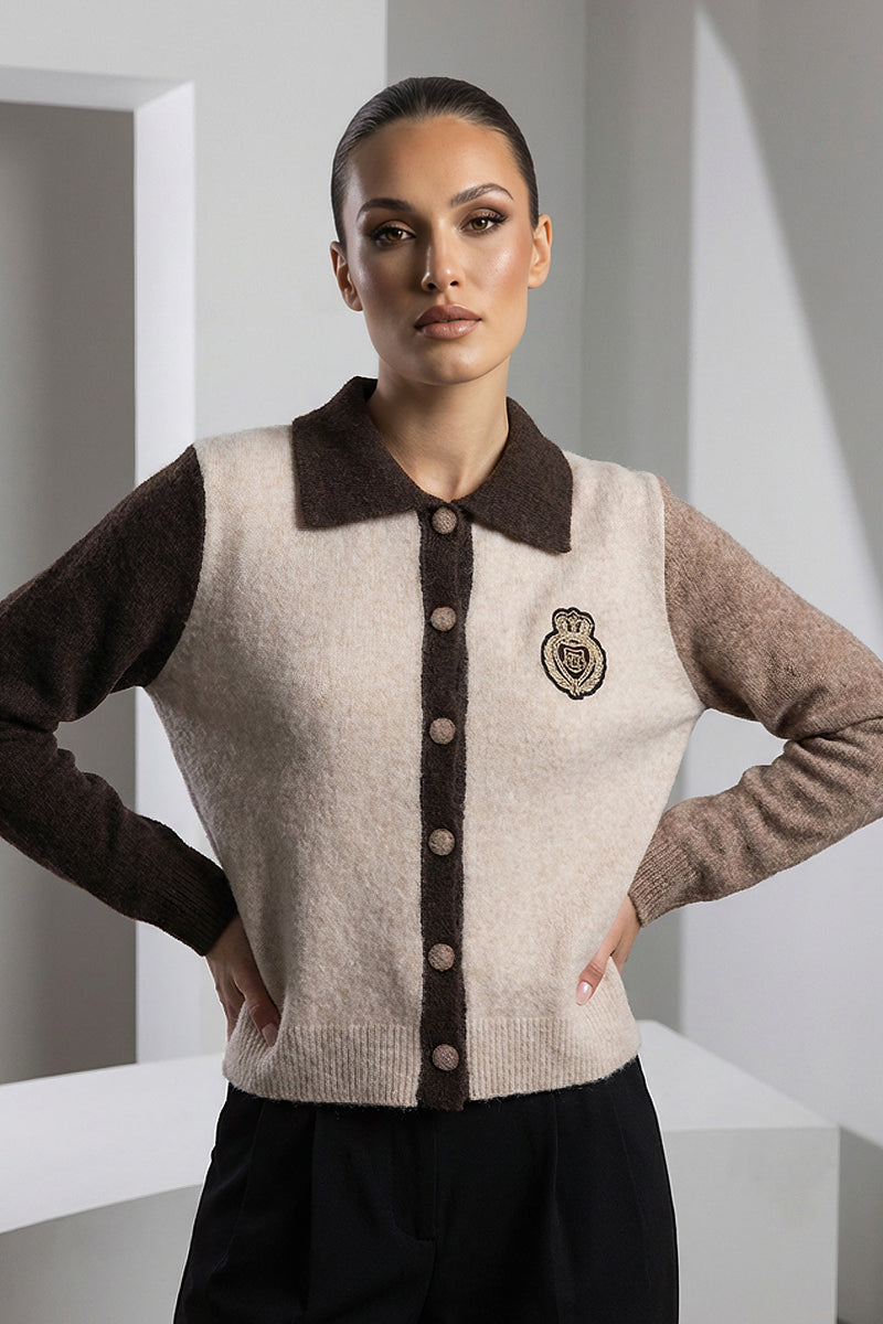 Πλεκτή ζακέτα colourblock με γιακά, κουμπιά και κεντημένο σήμα σε γήινες αποχρώσεις σε μοντέλο studio.
