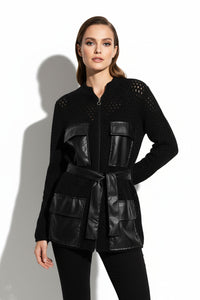Μαύρη πλεκτή ζακέτα με τσέπες και ζώνη δερματίνης σε στούντιο φωτογράφισ
