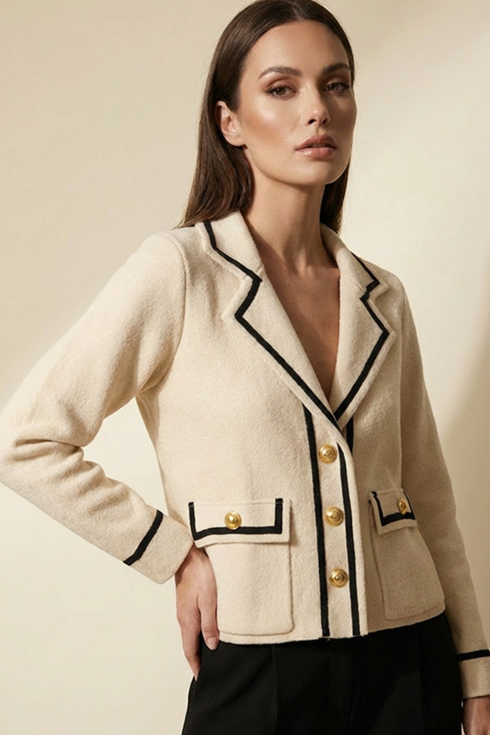 Πλεκτή ζακέτα εκρού με μαύρο τελείωμα και χρυσά κουμπιά